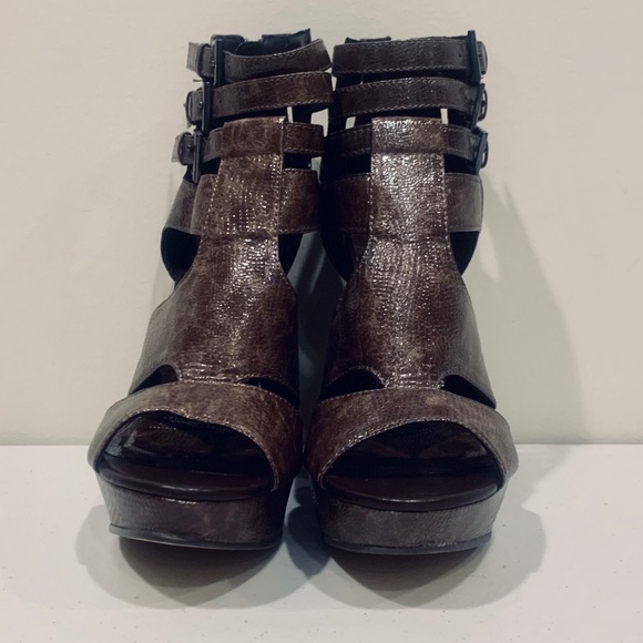 🛍2/$25 Platform Sandals - Picture 2 of 4